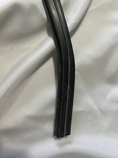 BMW 530i E60 E61 Front Center Hood Rubber Weatherstrip Seal 7063835