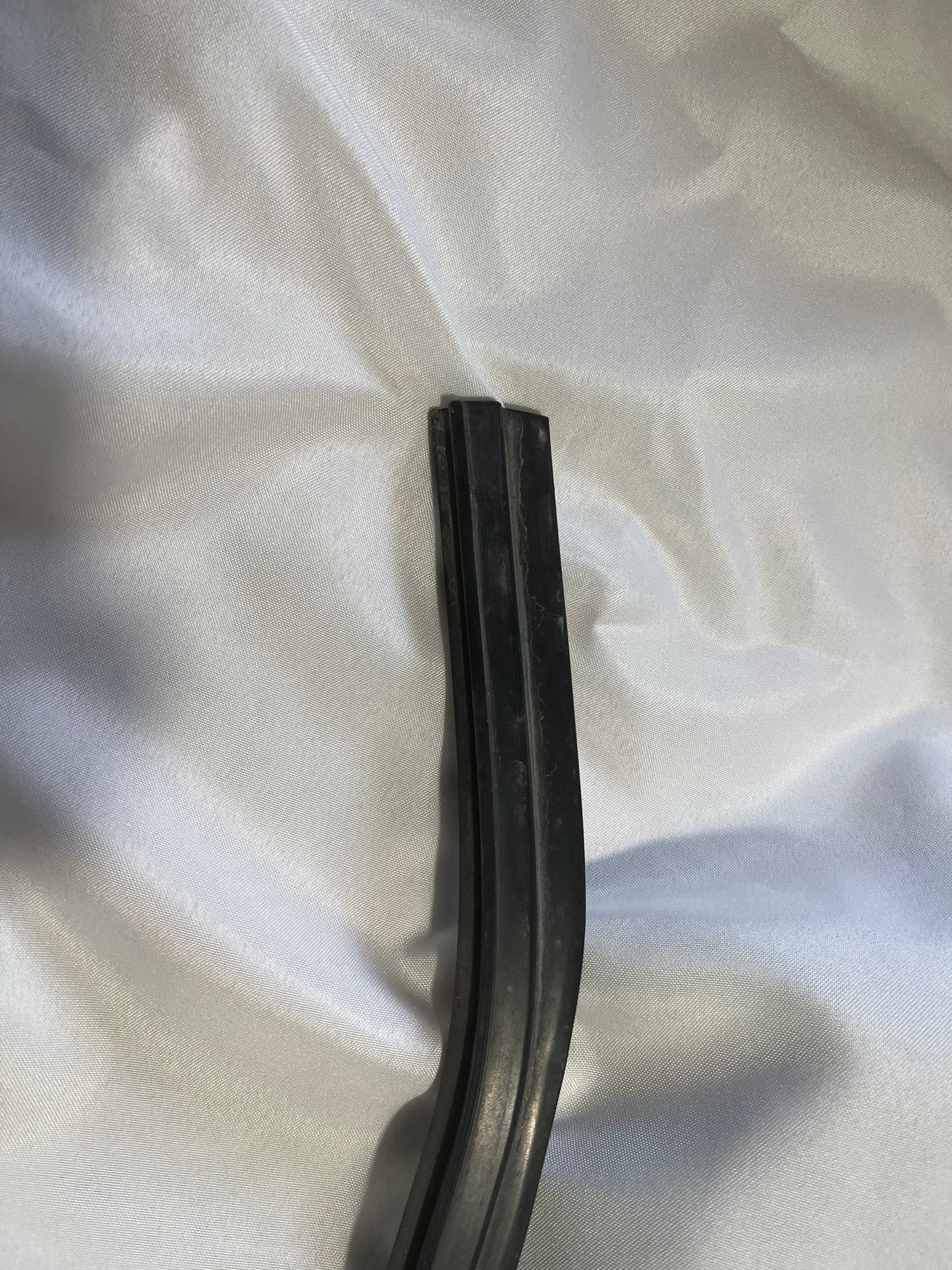 BMW 530i E60 E61 Front Center Hood Rubber Weatherstrip Seal 7063835